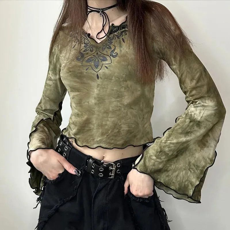 Gothic Crop Top mit Flared Ärmeln und Tie-Dye Muster