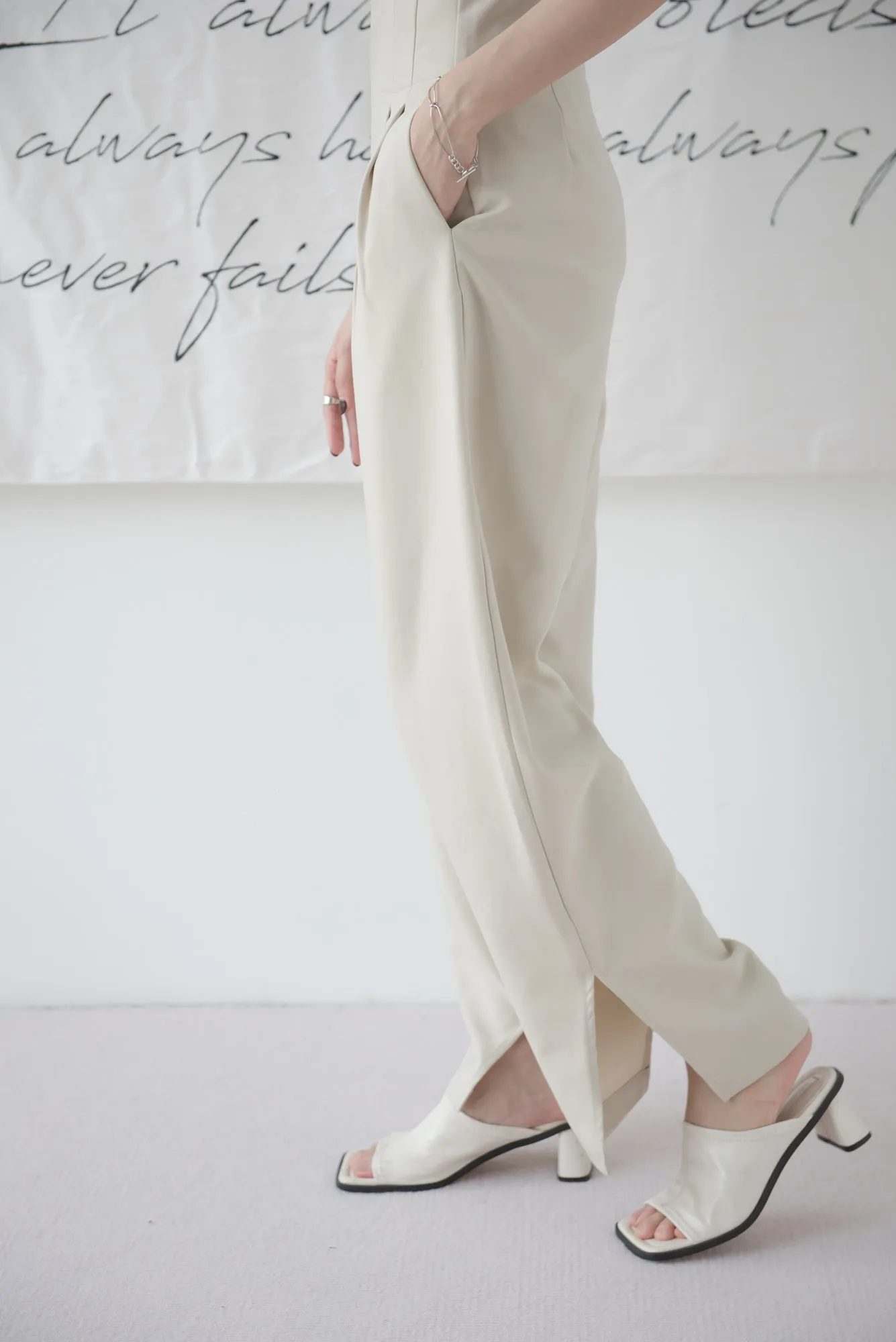 High-waisted wide-legged trousers