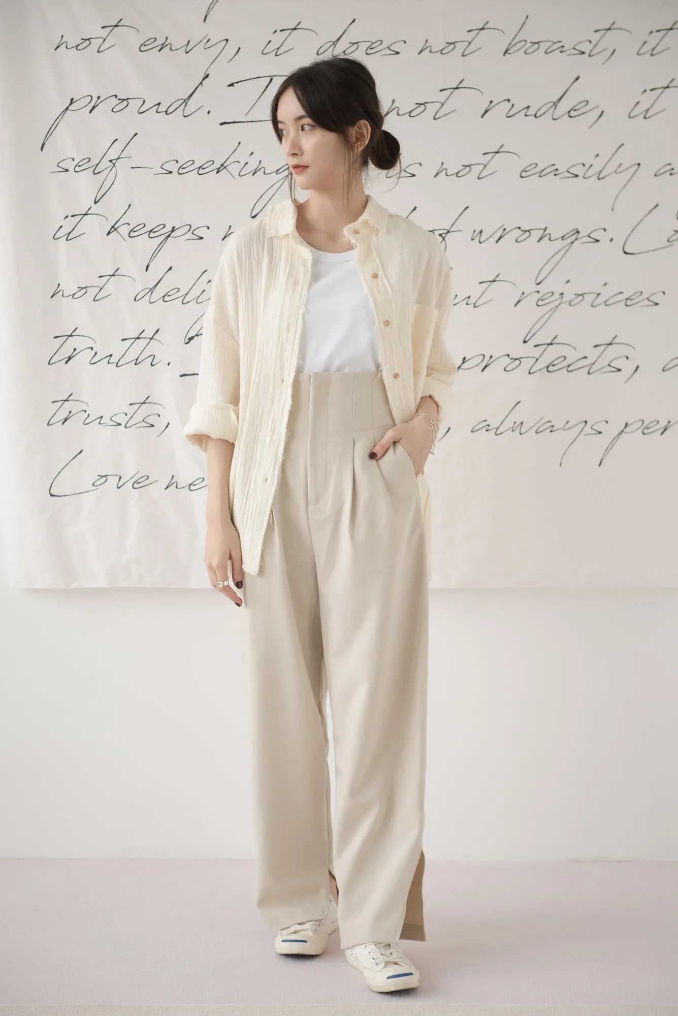 High-waisted wide-legged trousers